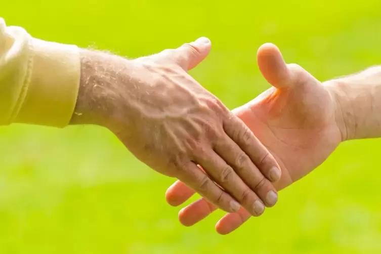 Freundlicher Handschlag zur Vorstellung. 