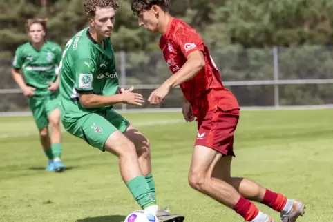 Erik Müller (rechts) und die U19 des FCK sind in Aachen gefordert.