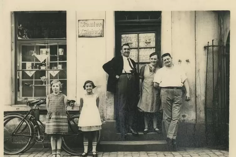  Die Töchter Ester und Hanni (von links), ein unbekannter Mann sowie Luise und Emil Sterk posieren um 1938 vor der Bäckerei Ster