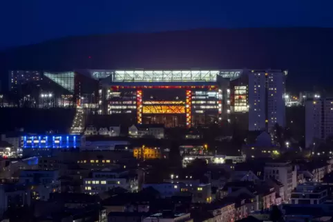 Damit dringend notwendige Arbeiten am Fritz-Walter-Stadion erledigt werden können, muss die Stadt der Stadiongesellschaft eine M