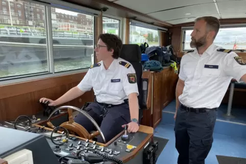 Wenn Polizisten vom Land aufs Wasser wollen, werden sie von erfahrenen Kollegen zu Bootsführern ausgebildet. Hier übt Heike Tsch