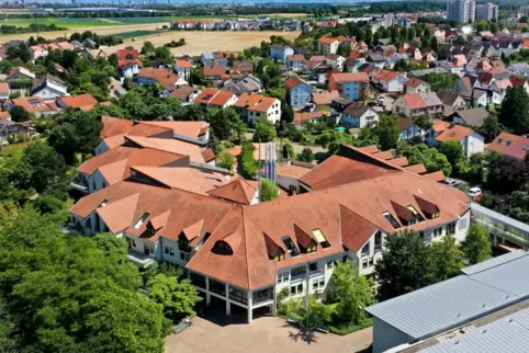 Der Altbau des Altenzentrums St. Bonifatius prägt seit 40 Jahren das Ortsbild im Limburgerhofer Norden. Was mit dem Gebäude pass