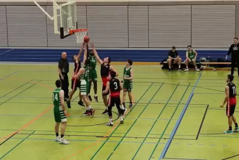 Die Herren des 1. FC Kaiserslautern (schwarze Trikots) wollen in der neuen Oberliga-Saison vorne mitspielen.