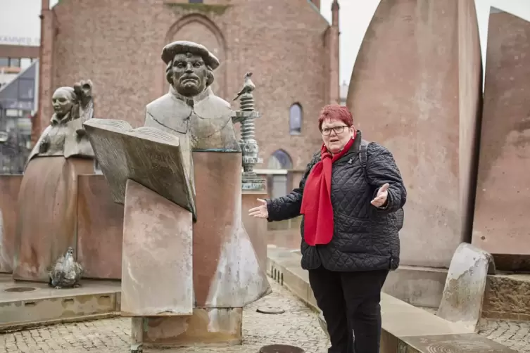 Am Lutherbrunen in Ludwigshafen: Elke König.