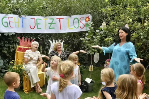 Abschied mit Emotionen: Überraschungsparty in der Kita St. Laurentius für „zwei vom alten Schlag“.