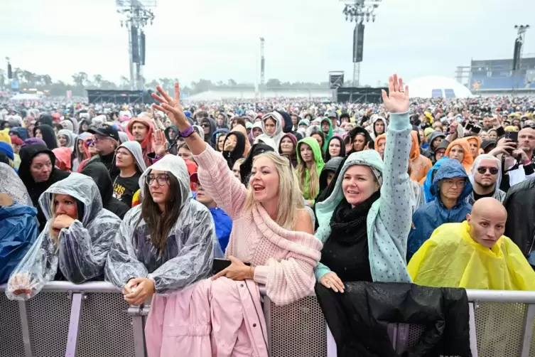 Trotz Regen lassen sich die Besucher den Spaß am Feiern beim Glücksgefühle-Festival nicht vermiesen. 