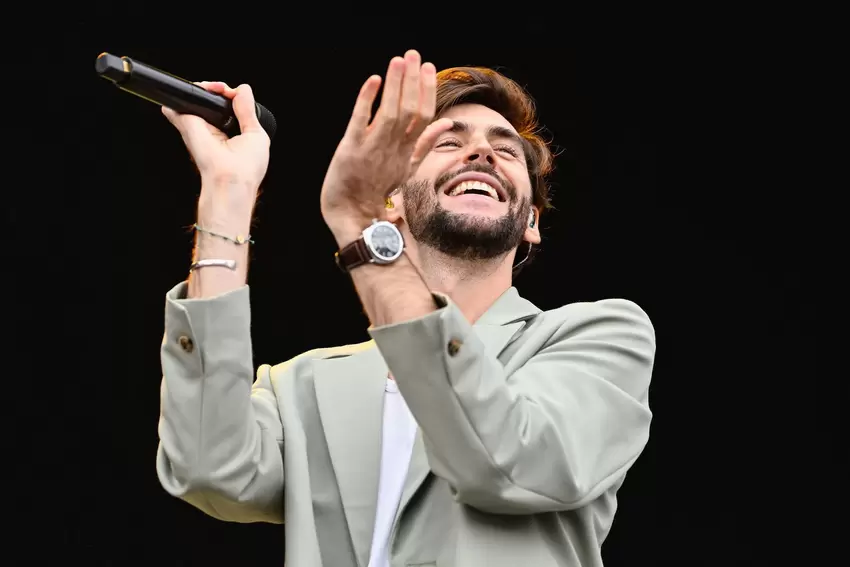 Der Musiker Alvaro Soler gab dem Publikum beim Glücksgefühle-Festival schon einmal eine musikalische Vorschau auf einen noch nic