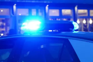 Ein Streifenwagen der Polizei mit eingeschaltetem Blaulicht