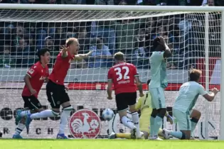 Ball im Tor, Rote Teufel frustriert: Das 2:1 ist gefallen. Jannis Heuer (rechts) hat das Spielgerät ins eigene Tor abgefälscht.