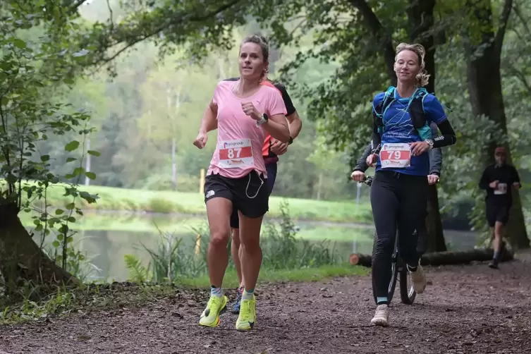 Die Marathon-Siegerin, Verena Becker vom TV Lemberg (links), und Julia Schäffner von der LG Rülzheim passieren den Pirmasenser E