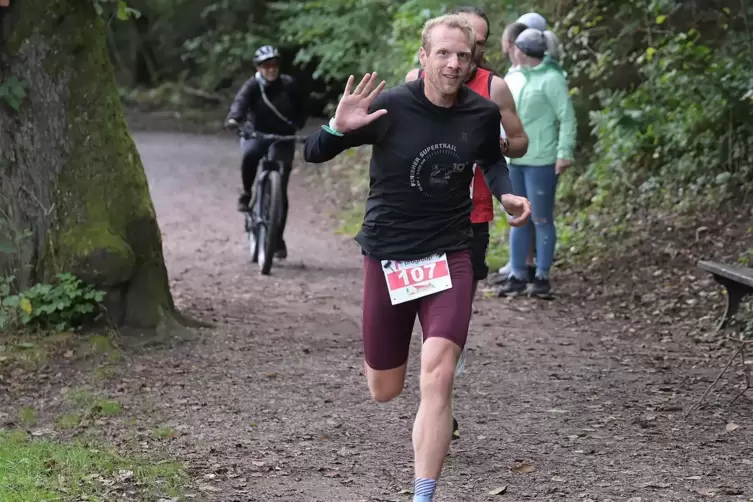 Beste Laune hat Manuel Hartweg (LG Rülzheim) beim Lauf durch den Wald bei Pirmasens. 