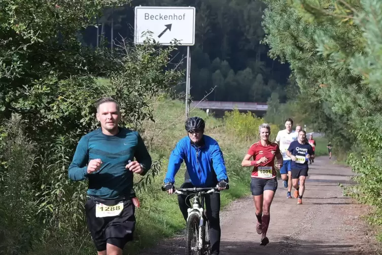 Unweit vom Hombrunnerhof, bei der Abfahrt Beckenhof, führt die Strecke kurz parallel zur B10. Vorne Konstantin Schmyrin aus Lemb