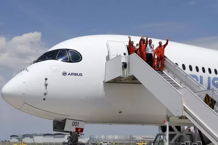 Schon lange tüftelt die Luftfahrt an leichteren Flugzeugen wie den Airbus 350, hier nach einem Testflug 2013.