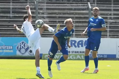  Mike Andreas (Bildmitte), hier gegen Can Güney vom TuS Mechtersheim, und FKP-Kapitän Yannick Grieß. 