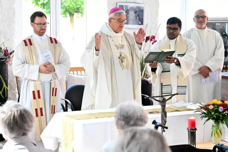 Karl-Heinz Wiesemann beim Gottesdienst im Seniorenheim der Arbeiterwohlfahrt in Lambrecht. 