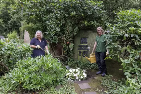 Die Gärtnerinnen Silke Wischang und Monika Fischer kennen versteckte Stellen auf dem Friedhof, die wohl sogar ihre Chefs noch ni