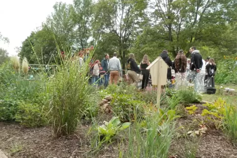 Eine Garten-AG unter der Leitung von Lehrerin Marie Schlösser kümmert sich neben vielen anderen Schülern und Lehrern um den Schu