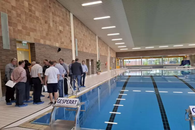 Ortstermin: die Ausschussmitglieder in der Schwimmhalle. 