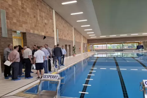 Ortstermin: die Ausschussmitglieder in der Schwimmhalle. 