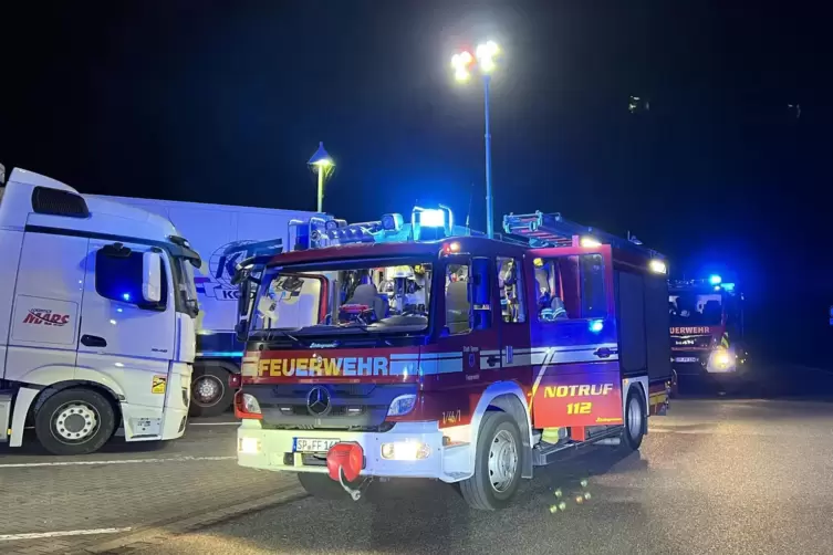 Nächtlicher Einsatz: Der Rüstzug der Feuerwehr Speyer auf dem Rastplatz Binshof.