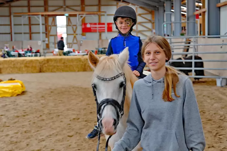 Erster Kinder-Pferdeerlebnistag beim Reit- und Fahrverein Rodenbach: Hanna Sprengard führt Joris Boldorf auf dem Pony „Ufo“ durc