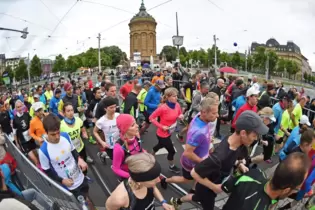 Das Bild zeigt den Dämmermarathon in Mannheim 2019: Dort dürfte es wohl weniger Höhenmeter zu überwinden gegeben haben als es in