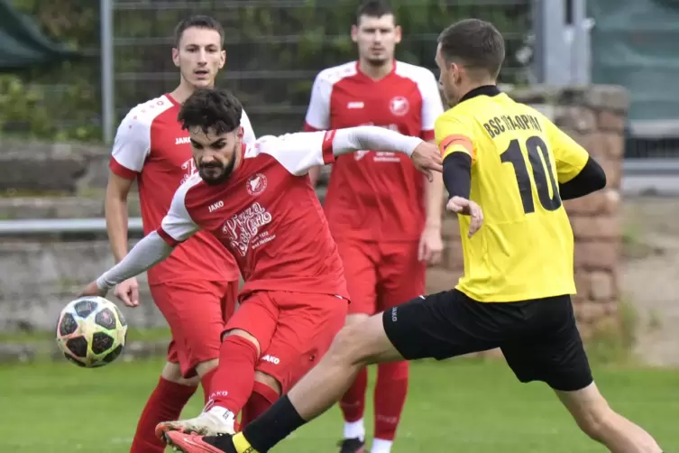 Der Seebacher Bruno Oliveira zieht ab, Oppaus Christoph Jakob versucht, den Schuss abzublocken.