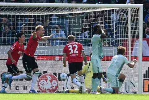 War es die spielentscheidende Szene? Jannis Heuer (rechts) fälschte einen Kopfball zum 1:2 ins eigen Tor ab.