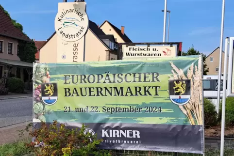 Am kommenden Wochenende ist es so weit: Dieses Bauernmarkt-Plakat hängt vor dem Haus der Kulinarischen Landstraße. 