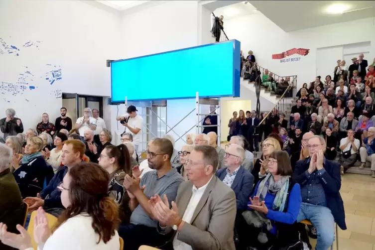 Volles Foyer: Ausgerichtet waren die Sitzplätze mit Blick auf die Stadt und den Betzenberg. 