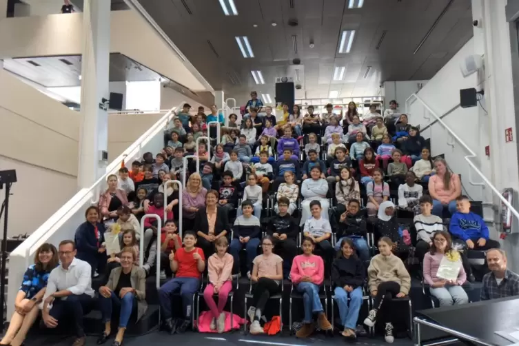 Die Kinder bei der Preisverleihung im Hackmuseum. Vorne links: OB Jutta Steinruck und Unternehmer Peter Görtz.