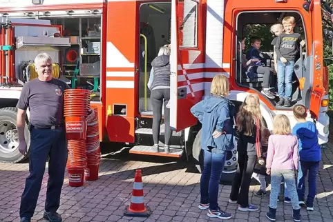 Hoffen auf neue Mitglieder: Unter anderem am Hengstbacher Dorfbrunnen hat die Wattweiler Feuerwehr um Aktive geworben. Wehrführe