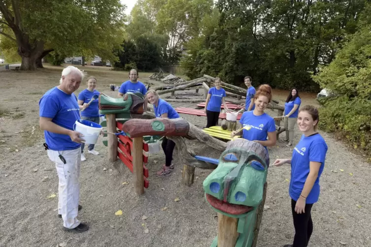 Neuer Anstrich für die Holzschlange auf der Parkinsel beim Freiwilligentag 2018 mit RHEINPFALZ-Mitarbeitern und Süd-Ortsvorstehe