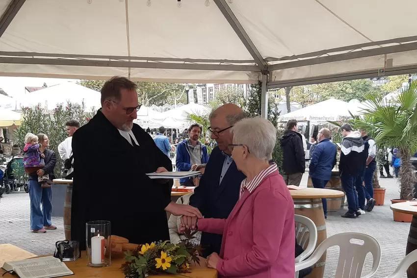 Ja im Weindorf statt goldener Hochzeit: Gabriele und Friedrich Jung aus Gries (Westpfalz) haben ihr Versprechen erneuert.