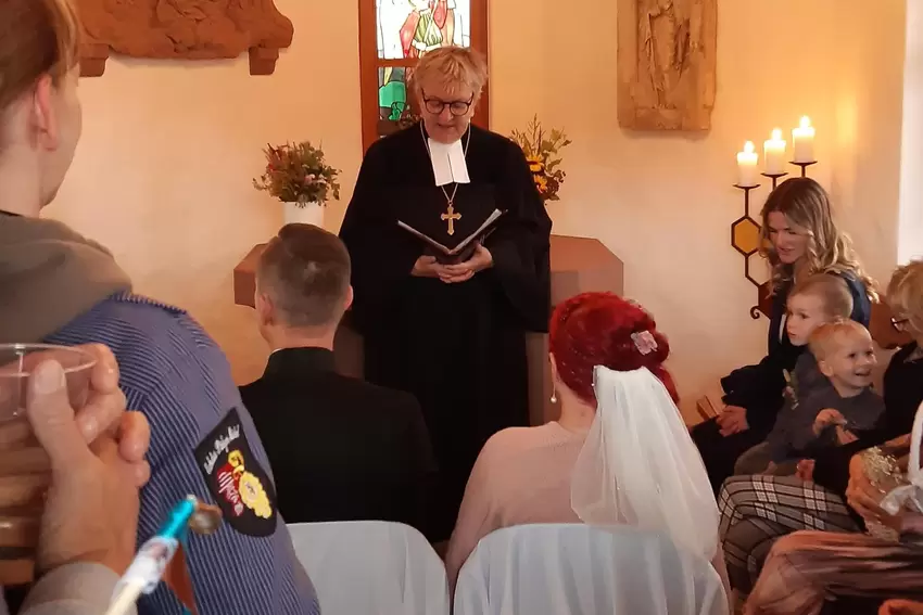 Kirchenpräsidentin Dorothee Wüst traut Eric und Melanie Martin in der Michaeliskapelle .