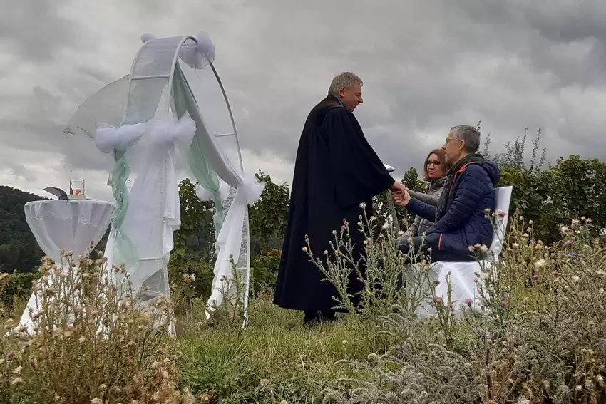 Pop-Up-Segnung am Brautbogen: Dekan Stefan Kuntz im Außeneinsatz.