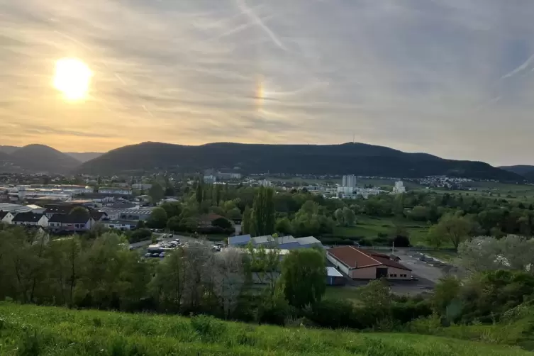 Bei gutem Wetter soll man am Montag vom Deponiehügel bei einem Getränk den Sonnenuntergang genießen können.