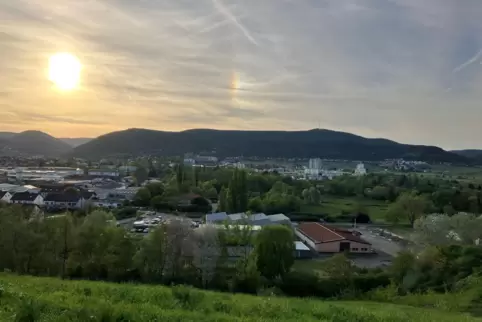 Bei gutem Wetter soll man am Montag vom Deponiehügel bei einem Getränk den Sonnenuntergang genießen können.