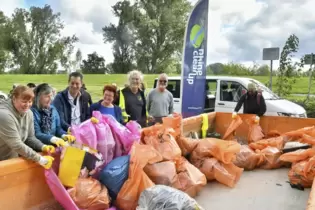 Einige Helfer des »Rhinecleanup« mit ihrer »Beute«: einem rosa Gummiboot.