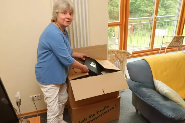 Anna-Maria Klemm packt in ihrer Dachwohnung im Schullandheim der Stadt Frankenthal in Hertlingshausen nach 40 Jahren Einrichtung