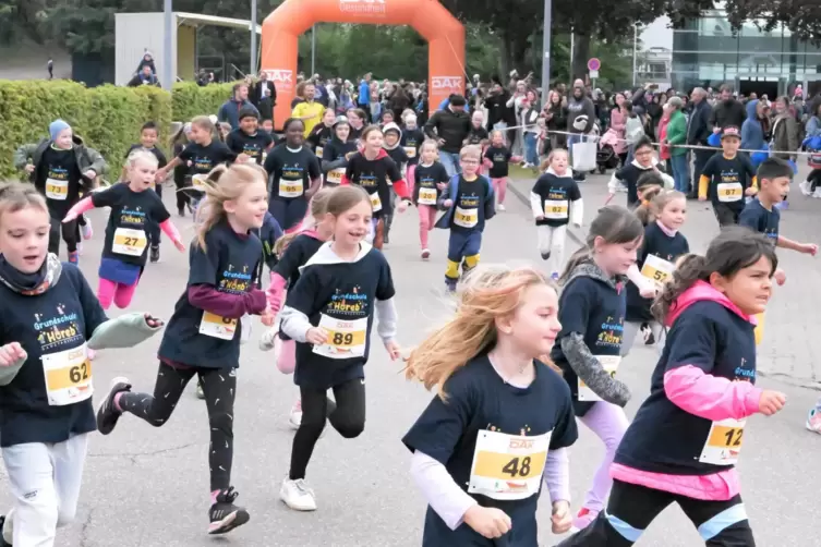 1121 Teilnehmer verzeichnete der Schülerlauf, an dem die Kinder aus der Grundschule Horeb (vorne) sichtlich Spaß hatten. 