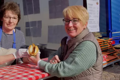 Bärbel Jacob mag die Bratwurst ganz klassisch. Die bekommt sie von Silvia Stoll am Stand des Altriper Hundesportvereins.