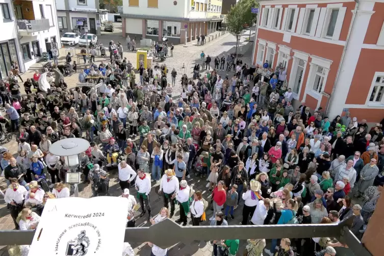 Acht Redner ließen diemal nach dem Umzug die Kerwe in Ramstein hochleben. 