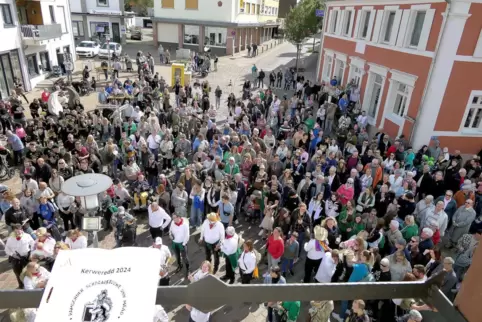 Acht Redner ließen diemal nach dem Umzug die Kerwe in Ramstein hochleben. 