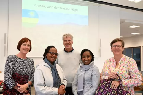 Setzen sich für beeinträchtige Kinder ein: Sabine Welsch-Staub, Olive Nyiramatabaro, Bernhard Seefeld vom Verein Fountain Of Hop