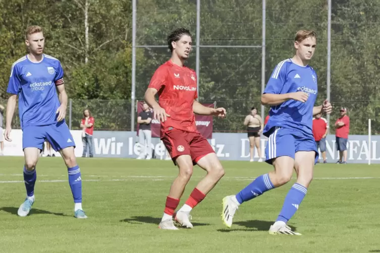 Oskar Prokopchuk (Mitte), hier im Spiel gegen Mechtersheim, traf für den FCK II in Diefflen zum vermeintlich sicheren 4:2.