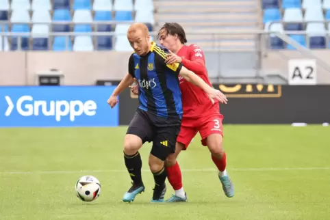 In Bedrängnis: Sebastian Vasiliadis (FCS) gegen Hachings Lamby. 