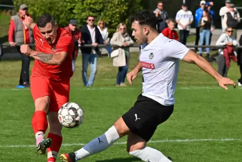 Der Niederkirchener Pascal Beyer (links) und der Haßlocher Luca Erik Klesse kämpfen um den Ball.