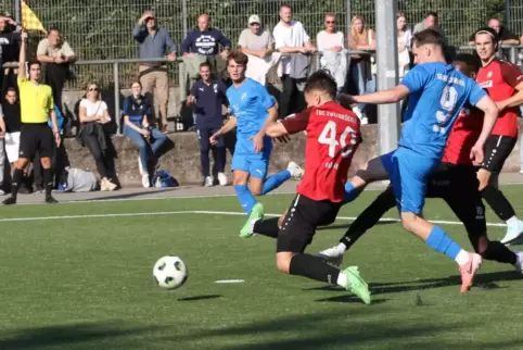 Das sieht schon wie das 1:1 aus: SGR-Spieler Elias Braun (Nummer 9) trifft gegen Nico Büchel (40) und Dylan Sodji (10). Aber lin