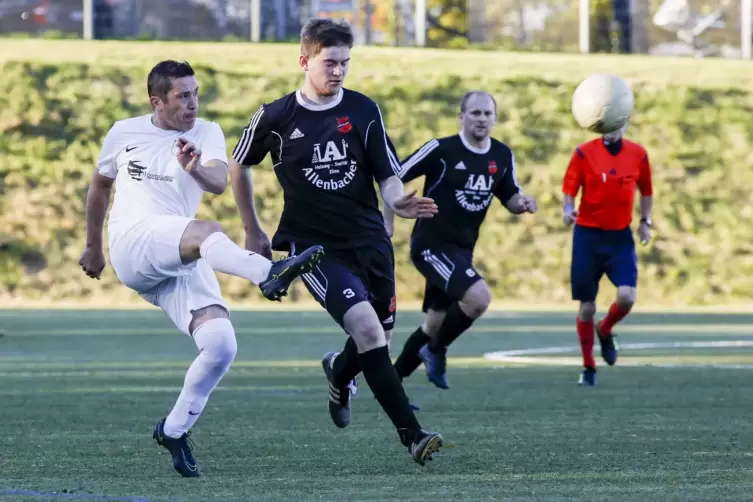 Markierte den Ehrentreffer für den SSC Landstuhl II bei der Pleite in Kottweiler-Schwanden: Waldemar Weiss (weißes Trikot). 